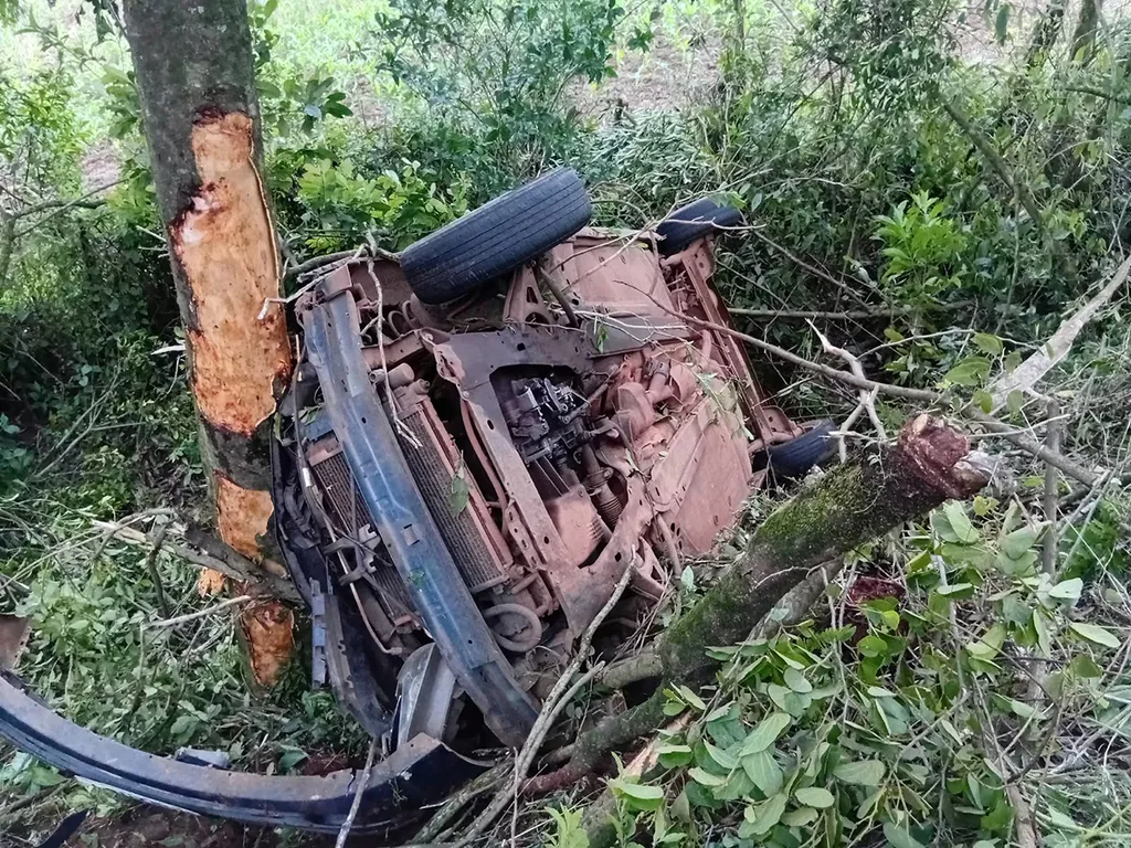 Motorista fica ferido após carro sair da pista e cair em barranco na ERS-324