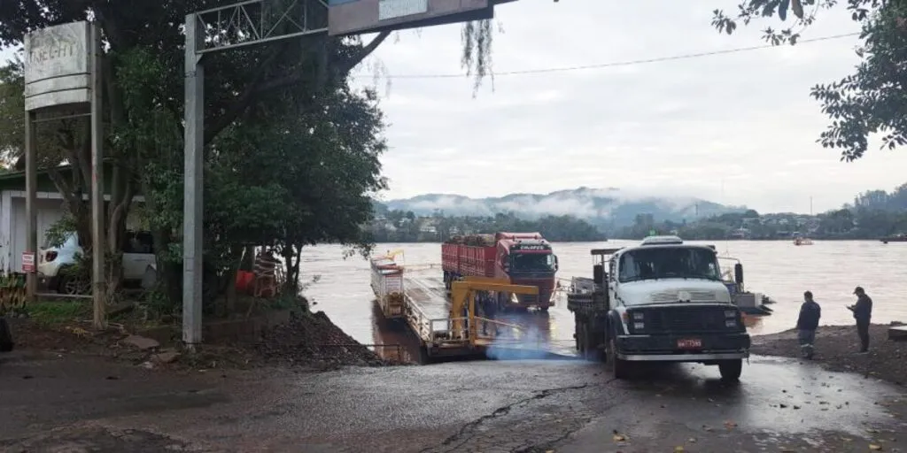 Travessia de balsa entre Itapiranga e Barra do Guarita é retomada após recuo no nível do Rio Uruguai